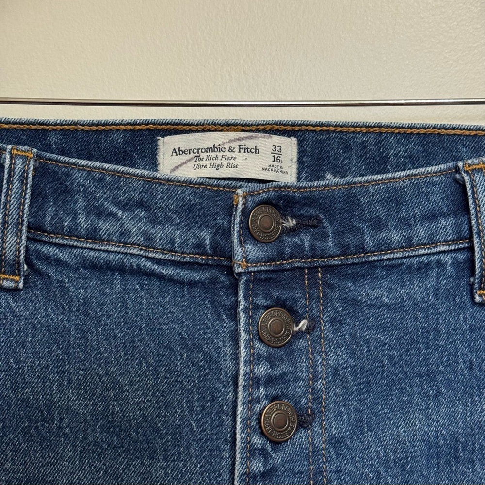 Abercrombie & Fitch The Kick Flare Ultra High-Rise Jean - Picture 4 of 9